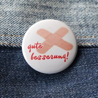 Ansteckbutton gute besserung! auf Jeans